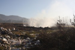 Разлив отново обгазен от запалени отпадъци