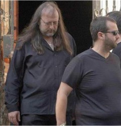 Съдия изпълнител продава двора на Володя Стоянов 