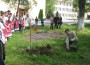 На Цветница актьорът Симеон Владов посади чинар и кипарис в двора на ОУ „Васил Левски”