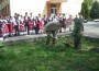 На Цветница актьорът Симеон Владов посади чинар и кипарис в двора на ОУ „Васил Левски”