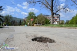 Опасни дупки по улиците в Ботевград се нуждаят от спешен ремонт 