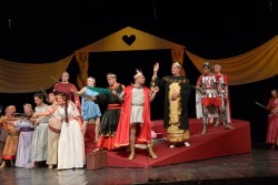 Музикалният драматичен театър „Константин Кисимов” ще гостува в Ботевград с оперетата „Хубавата Елена”