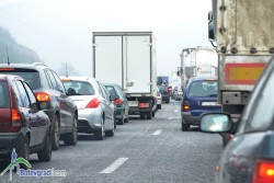Огромно задръстване на магистралата към София