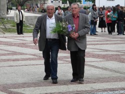 Българският антифашистки съюз в Етрополе също почете днешния празник