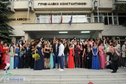 Випуск 2014 на Езиковата гимназия празнува абитуриентския си бал
