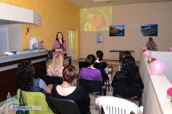 Акушери от училище „Аз и супер мама” представиха важността на кърменето пред бременни жени в Ботевград