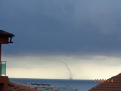 Ботевградчанин снима торнадо в морето