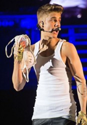 Папараци блъснаха колата на Бийбър