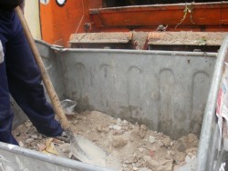 От сметосъбиращата фирма отново апелират да не се изхвърлят строителни отпадъци в контейнерите за смет