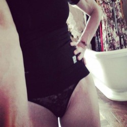 Мадона по гащи на 56