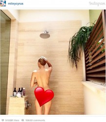 Майли по голо дупе под душа