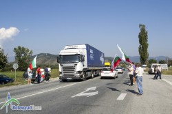 Млади социалисти протестираха срещу спирането на евросредства за пътя Видин-София