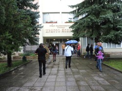 С проливен дъжд започна учебната година в СОУ „Христо Ясенов”