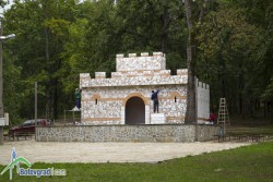 На Боженишка поляна  строят декора за възстановката „Последните дни на цар Иван Шишман”