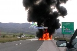 “Рено Меган” изгоря на магистралата, шофьорът е пострадал