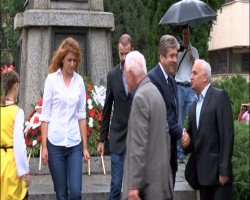 Георги Първанов и кандидат-депутати положиха цветя пред паметника на Незнайния воин