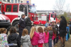 Деца от ЦДГ „Славейче” гостуваха на пожарникарите