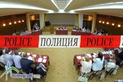 По Сталински: Заседанията на ОбС вече с полиция. Ще гонят съветници по усмотрение на председателя