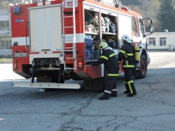 Пожарникари и доброволци гасиха „пожар” в „Етропал”