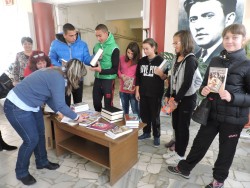 "Елаците Мед" АД и "Геотехмин"ООД дариха книги на Етрополските училища