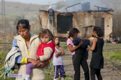 Семейство с пет деца остава на улицата 