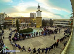Празнично хоро се изви в чест на Деня на Ботевград