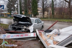 Мерцедес се удари в билборд на бул. „Цар Освободител”