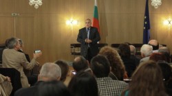 Борисов в Германия: Експериментът "Орешарски" доведе България до рекордни дългове и фалити