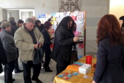 630 лв. бяха събрани от благотворителния базар на картички, организиран от училище „Европа”