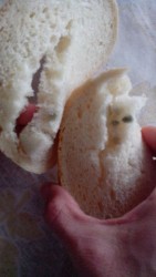 Гражданка сигнализира за неясни примеси в хляб на местна фирма