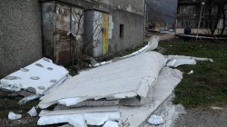 Ураганен вятър "съблече" цял блок във Враца 