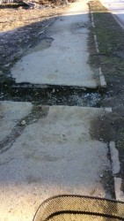 Гражданин предупреждава за опасен изкоп на пешеходната алея в Зелин