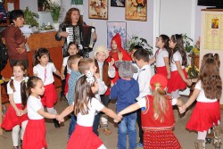 ОДЗ „Детелина” от Врачеш поздрави бабите от пенсионерския клуб в селото