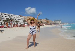 Кичка Бодурова по бански в Канкун (СНИМКИ)