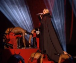 Мадона се преби жестоко на наградите BRIT