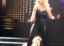 СМЯХ! Бритни остана без коса на сцената