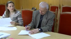 В общината подписаха първите договори по Националната програма за безплатно саниране на жилища