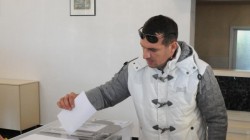 Раздавали подаръци на избирателите в Сърница