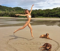 Жизел се вее по мини бикини на плажа