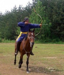 Световният шампион по конна стрелба с лък ще прави демонстрация в Скравена