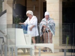 Изловиха Алла Пугачова по халат и бански