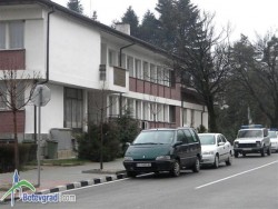 Полицаи от Етрополе разкриха непълнолетен младеж, изписал нецензурни надписи върху три обществени сгради