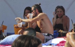 Българка гушка на плажа звезда на Реал (Мадрид) 