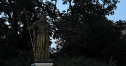 Почерниха осветлението на паметника на Самуил в София