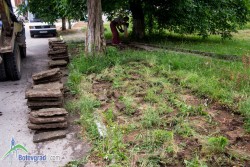 Преустановиха махането на каменни плочи от тротоар в Трудовец