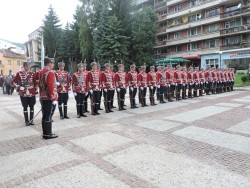 Панихида при Паметника на загиналите във войните етрополци 