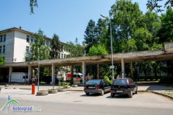 Козирката пред болницата става все по-опасна