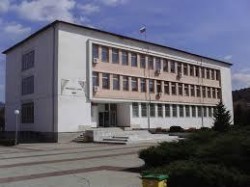 Четирима в кметската битка за Етрополе засега