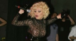  Хейтъри оплюха голата Камелия (СНИМКА)