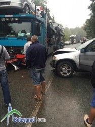 Лек автомобил и ТИР са катастрофирали на път Е-79 край село Новачене